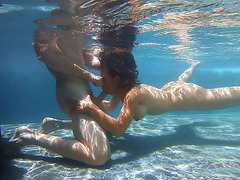 Latina Ella Knox gives blowjob in the pool