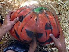 Rose Monroe and Valentina Jewels get their pussies banged