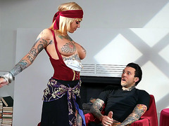 Fortune teller Bonnie Rotten came to Small Hands